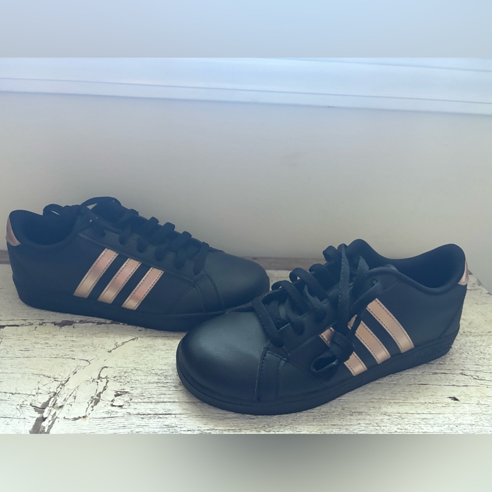 Black and gold Adidas shoes Men’s Size 5.5 Women’s 7